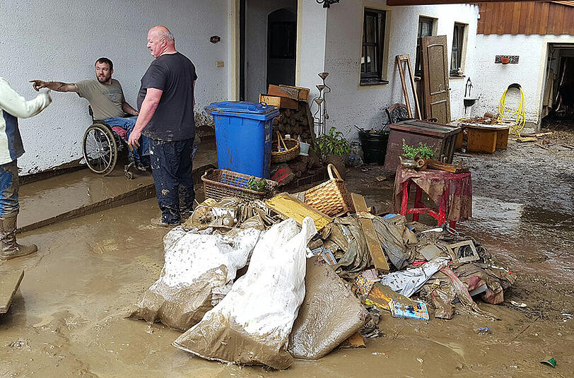 Aufräumen nach dem Hochwasser: Nasser Müll, Schlamm und Wasser soweit das Auge reicht. Die Bilder aus Simbach am Inn, Triftern und weiteren Gemeinden.