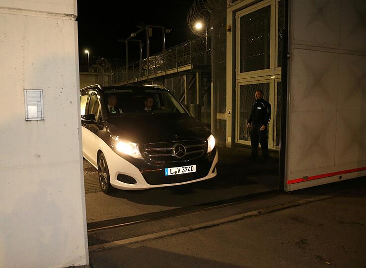 Dschaber al-Bakr beging Selbstmord: In der Nacht auf Donnerstag fuhr in der JVA Leipzig ein Leichenwagen vor - Die Bilder.