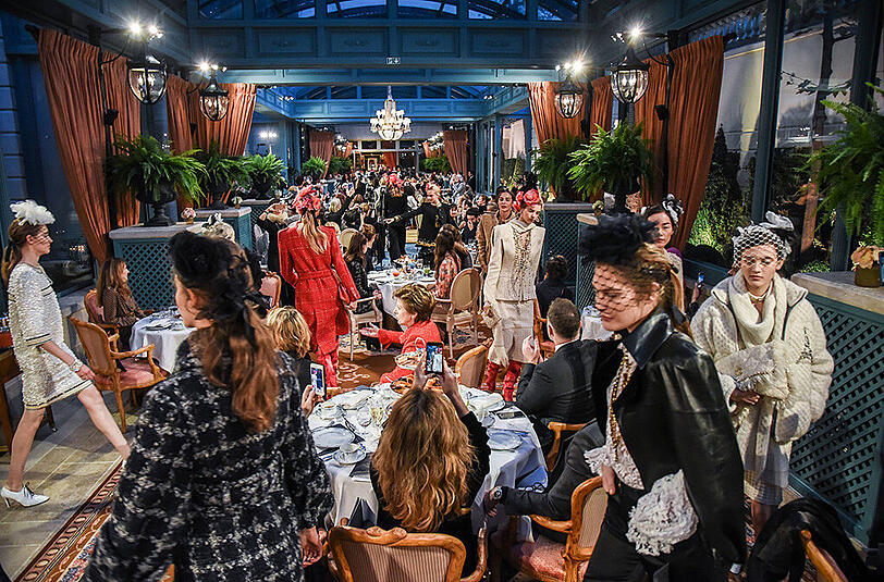 Zurück in die 20er und 30er Jahre: Der Chanel-Catwalk in Paris wird zu einem Ort, an den man sich Lagerfeld zufolge zurückwünscht.