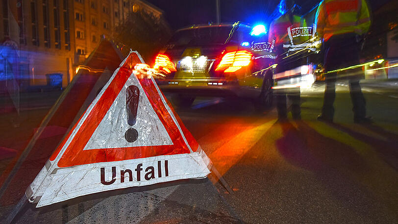 Nach dem Unfall musste die Polizei die A9 komplett sperren. (Symbolbild)