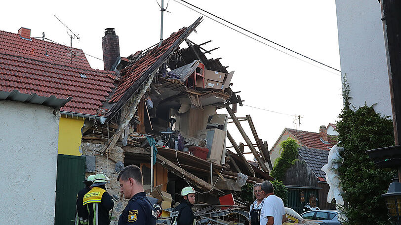 Das zerstöre Haus in Himmelstadt: Die Ursache für die Verpuffung ist noch unklar.