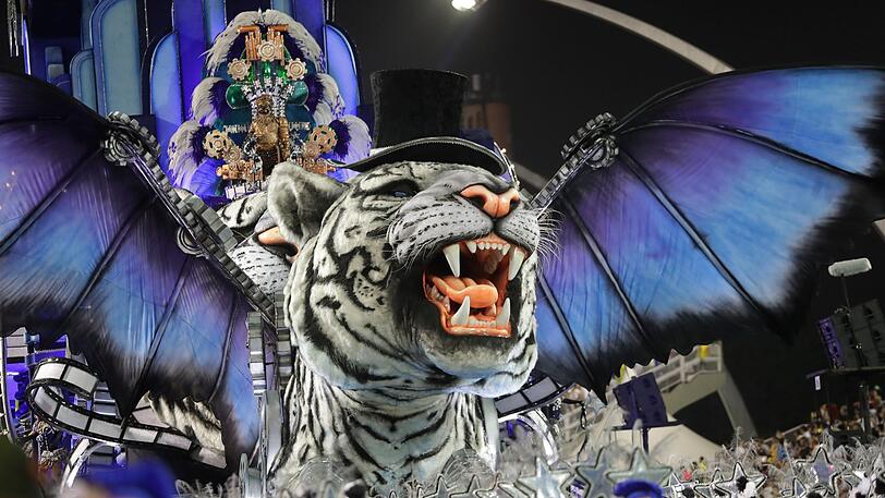 Sao Paulo: Mitgleider der Império de Casa Verde Sambaschule defilieren im Sambodromo.