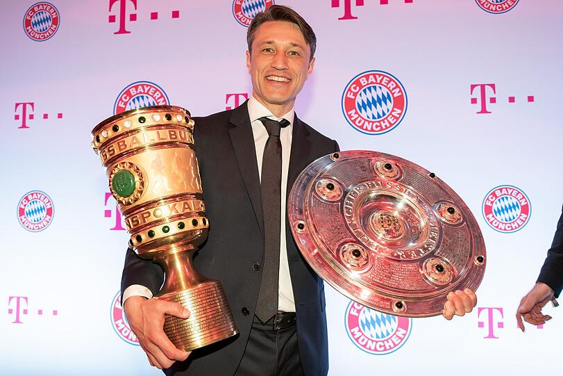 Bayern-Trainer Niko Kovac mit dem DFB-Pokal und der Meisterschale