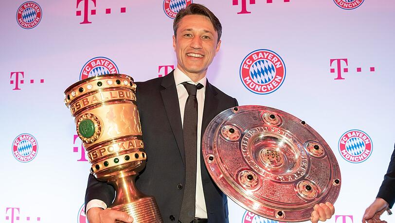 Niko Kovac mit dem DFB-Pokal und der Meisterschale Niko Kovac mit dem DFB-Pokal und der Meisterschale