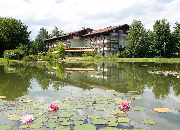 Das Thermenhotel Ströbinger Hof liegt am idyllischen Kurparkweiher.