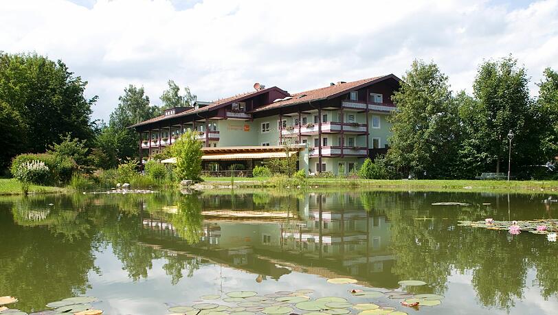 Das Thermenhotel Ströbinger Hof liegt am idyllischen Kurparkweiher. Das Thermenhotel Ströbinger Hof liegt am idyllischen Kurparkweiher.