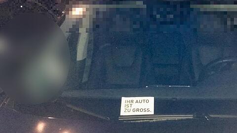 "Ihr Auto ist zu groß", so die Botschaft auf einem Auto im Glockenbachviertel.