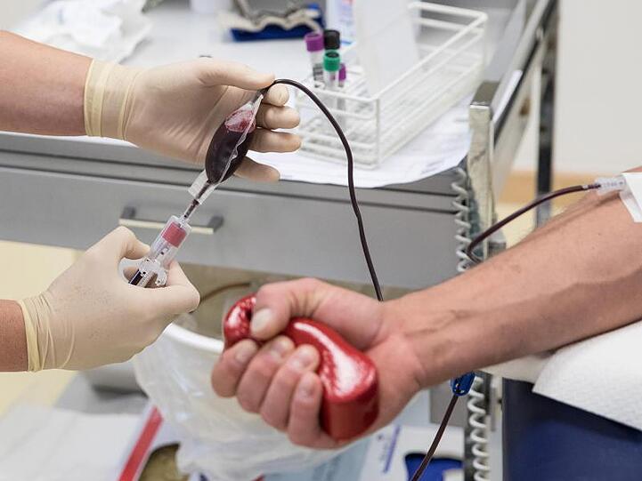 Eine Mitarbeiterin entnimmt einem Blutspender Blut. Foto: Christian Charisius/dpa/Archivbild