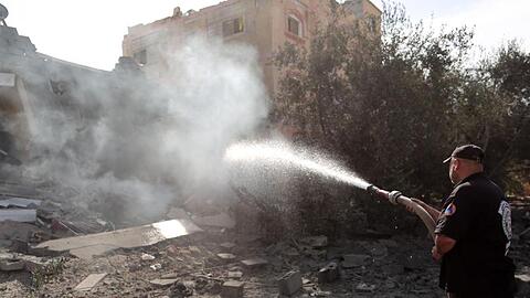 Ein palästinensischer Feuerwehrmann löscht ein Feuer, das nach einem israelischen Luftangriff in der südlichen Stadt Khan Younis im Gazastreifen ausgebrochen ist.