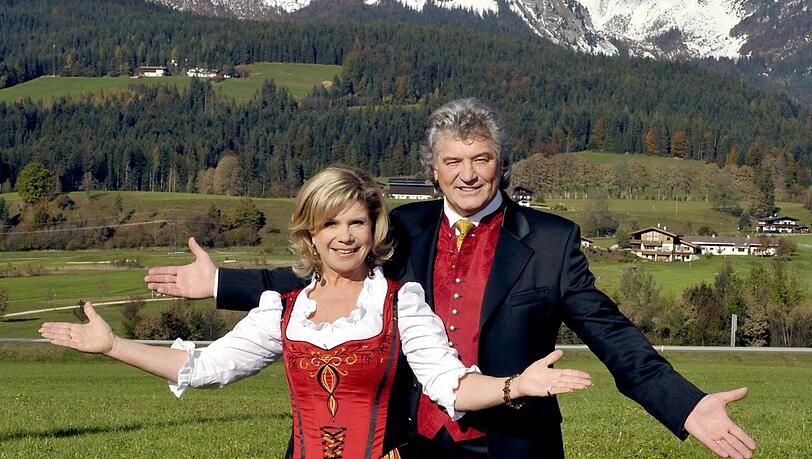 Beliebtes und bodenständiges Volksmusik-Duo: Marianne und Michael Hartl (wie so ziemlich immer in Tracht) 2009 in Ellmau. Beliebtes und bodenständiges Volksmusik-Duo: Marianne und Michael Hartl (wie so ziemlich immer in Tracht) 2009 in Ellmau.