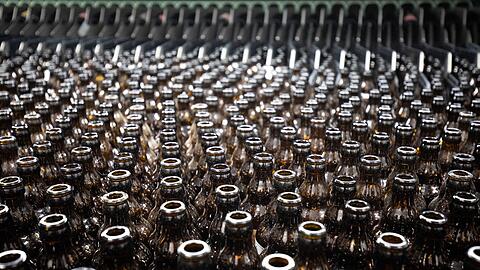 Leere Bierflaschen stehen in der Flaschenreinigungsanlage in der Produktionsst&auml;tte der Holsten-Brauerei im Hamburger Stadtteil Hausbruch.