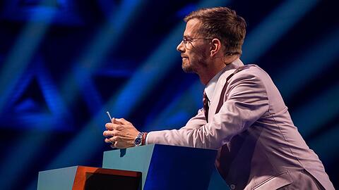 Joko Winterscheidt wird von seinen eigenen Mitarbeitern in "Wer stiehlt mir die Show?" bloßgestellt.