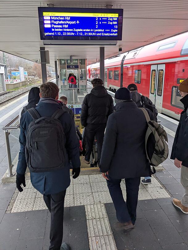 In Freising strömen die Passagiere entweder in Richtung S-Bahn oder zum Busbahnhof.