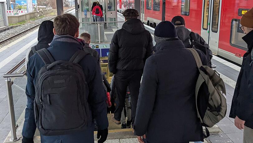 In Freising strömen die Passagiere entweder in Richtung S-Bahn oder zum Busbahnhof. In Freising strömen die Passagiere entweder in Richtung S-Bahn oder zum Busbahnhof.