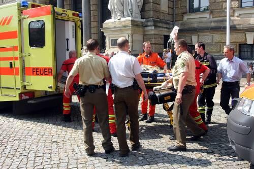 Harmlose Verhandlung, blutiges Ende: Rettungskräfte tragen einen Verletzten aus dem Dresdener Landgericht.
