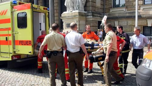 Harmlose Verhandlung, blutiges Ende: Rettungskräfte tragen einen Verletzten aus dem Dresdener Landgericht. Harmlose Verhandlung, blutiges Ende: Rettungskräfte tragen einen Verletzten aus dem Dresdener Landgericht.