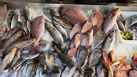 Frischen Fisch erkennt man unter anderen an den klaren, gl&auml;nzenden Augen.