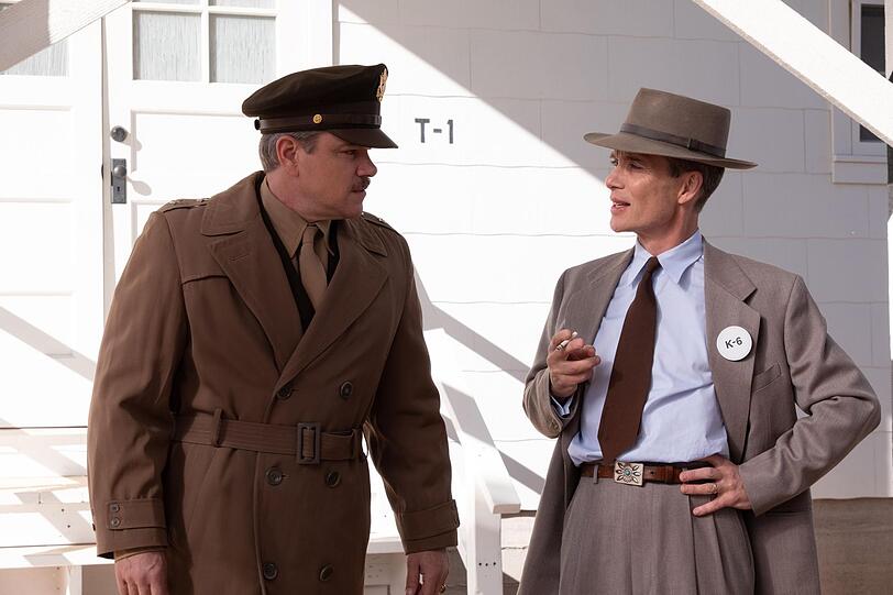 Die zwei wichtigsten Männer in Los Alamos: Für die militärische Leitung ist Leslie R. Groves (Matt Damon, links) zuständig, für die Entwicklung der Bombe federführend J. Robert Oppenheimer. Die zwei wichtigsten Männer in Los Alamos: Für die militärische Leitung ist Leslie R. Groves (Matt Damon, links) zuständig, für die Entwicklung der Bombe federführend J. Robert Oppenheimer.