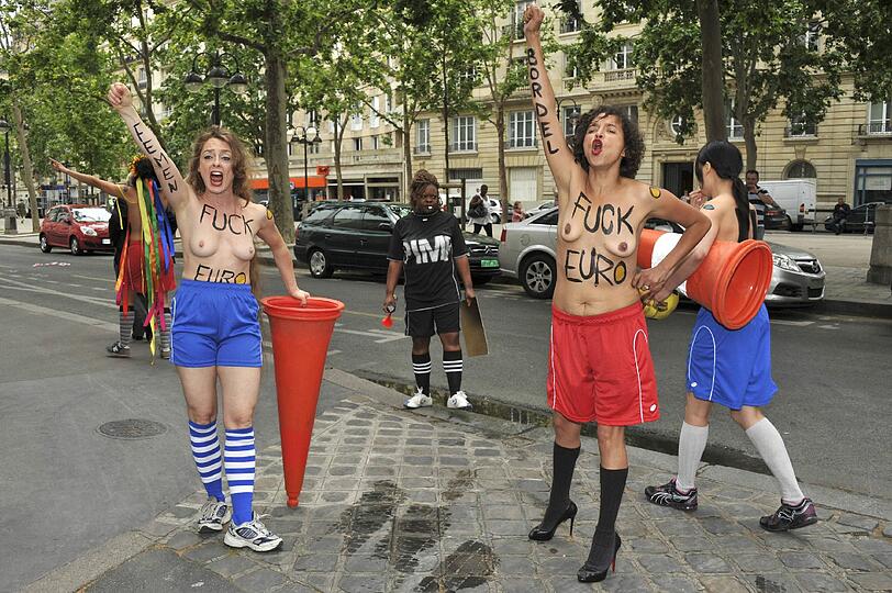 Außerhalb der ukrainischen Botschaft in Paris machen sich die jungen Frauen nackig.