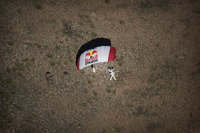 Irrer Sprung: Hier stürzt sich Extremsportler Felix Baumgartner aus 29 Kilometern Höhe in die Tiefe.