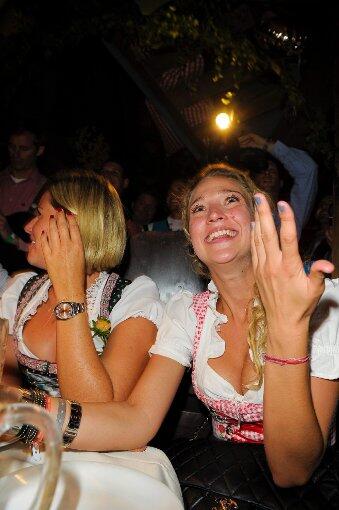 Geht dieser Dame ein Licht auf oder sieht sie schon Sterne?