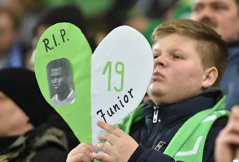Fans, Spieler und Verantwortliche gedenken vor dem Rückrundenauftakt dem verstorbenen VfL-Profi Junior Malanda.