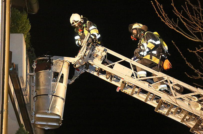 Bilder vom Brand aus Waldkraiburg. In der Küche einer Dachgeschosswohnung hat die Spülmaschine Feuer gefangen.