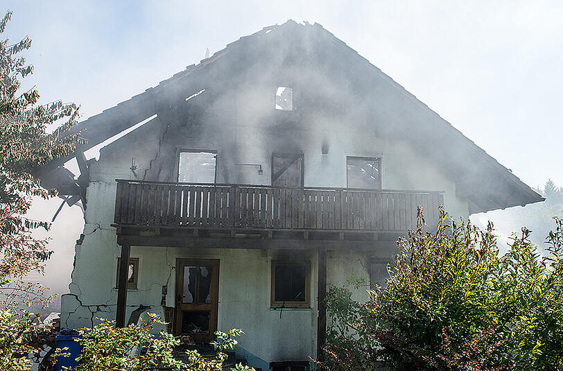 Bilder vom zerstörten Wohnhaus im niederbayerischen Metten. Eine Explosion setzte das Haus in Brand.