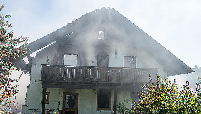 Bilder vom zerstörten Wohnhaus im niederbayerischen Metten. Eine Explosion setzte das Haus in Brand. Bilder vom zerstörten Wohnhaus im niederbayerischen Metten. Eine Explosion setzte das Haus in Brand.