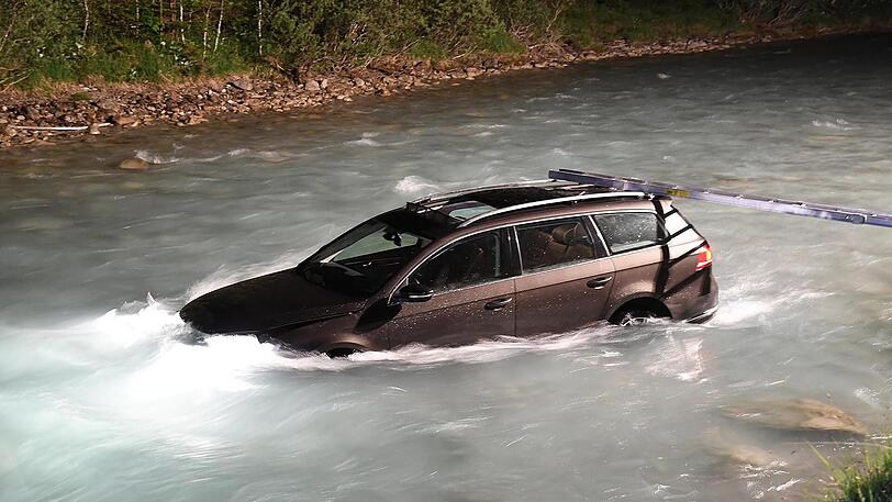 Wohl wegen eines Ausweichmanövers landeten die beiden Männer mit ihrem Auto im Rißbach. Die Bilder.