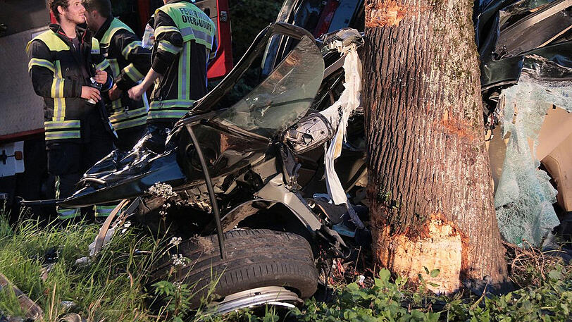 Aus dem Wrack des BMW konnte die 39-Jährige nur noch tot geborgen werden. Das Auto war frontal gegen den Baum geprallt.