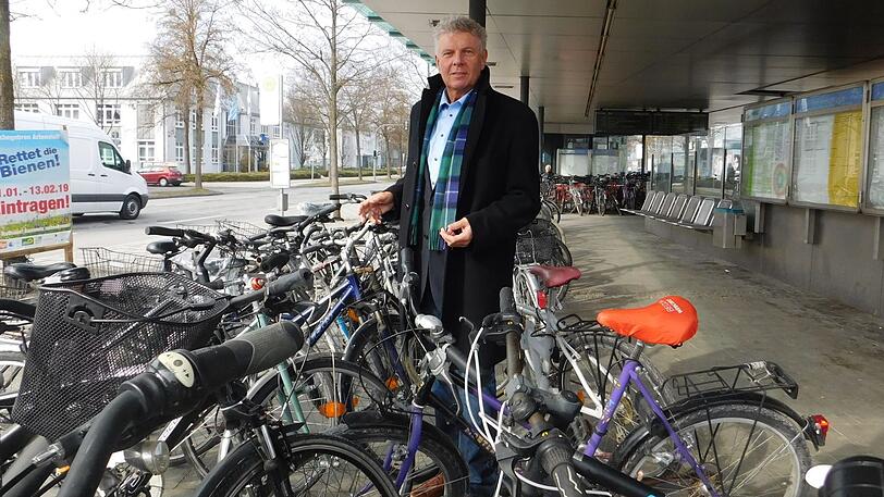 So viele Radl auf einem Haufen: Oberbürgermeister Dieter Reiter will Ordnung schaffen.