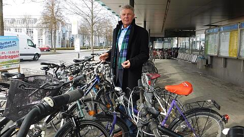 So viele Radl auf einem Haufen: Oberbürgermeister Dieter Reiter will Ordnung schaffen.