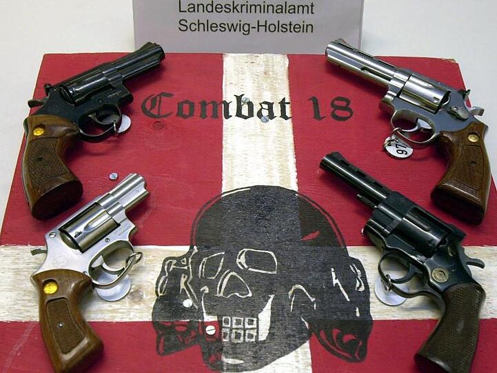Sichergestellte Waffen des Neonazi-Netzwerks "Combat 18" in Kiel.
