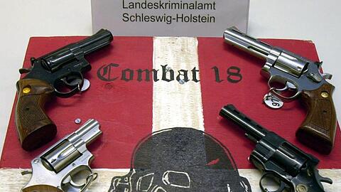 Sichergestellte Waffen des Neonazi-Netzwerks "Combat 18" in Kiel.