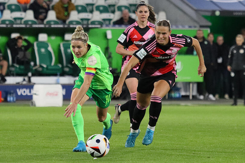Ein Spiel auf Augenhöhe, dass Klara Bühl (r.) und die Bayern gegen die Wolfsburgerinnen um Svenja Huth (l.) aufgrund der Chancenverwertung verlieren.