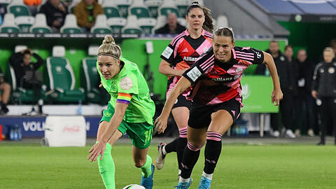 Ein Spiel auf Augenhöhe, dass Klara Bühl (r.) und die Bayern gegen die Wolfsburgerinnen um Svenja Huth (l.) aufgrund der Chancenverwertung verlieren.