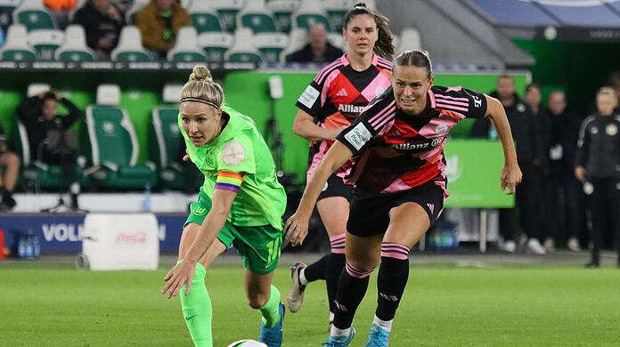 Ein Spiel auf Augenhöhe, dass Klara Bühl (r.) und die Bayern gegen die Wolfsburgerinnen um Svenja Huth (l.) aufgrund der Chancenverwertung verlieren.