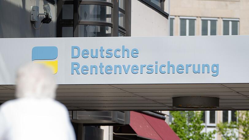 Ein "Bild"-Bericht über angebliche Vorschläge für eine Anhebung des Renteneintrittsalters auf 70 Jahre löst in Berlin Wirbel aus. (Symbolbild) Ein "Bild"-Bericht über angebliche Vorschläge für eine Anhebung des Renteneintrittsalters auf 70 Jahre löst in Berlin Wirbel aus. (Symbolbild)