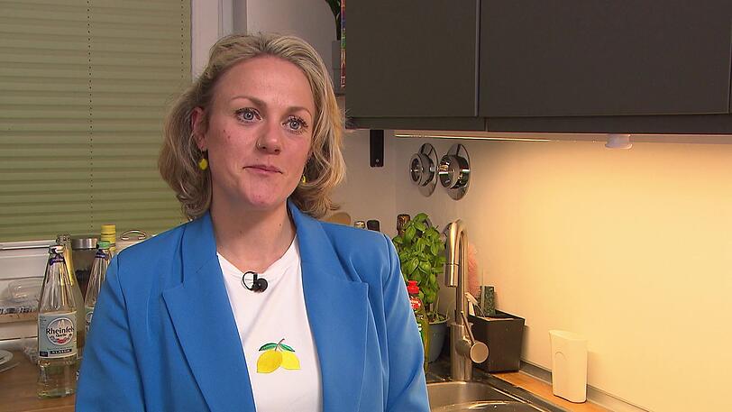 Dekoriert mit Zitronen ist Shirin bereit für ihre Gäste. Dekoriert mit Zitronen ist Shirin bereit für ihre Gäste.