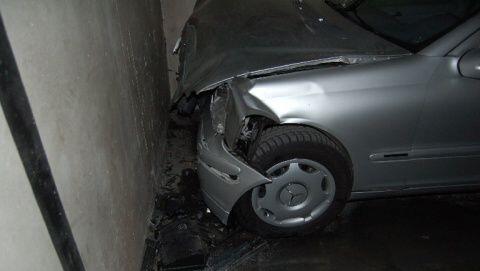 Der Fahrer dieses Mercedes hatte einen Herzinfarkt erlitten. Der Fahrer dieses Mercedes hatte einen Herzinfarkt erlitten.