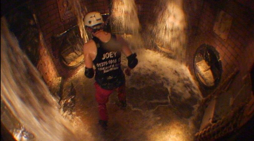 Da stinkt's gewaltig: Joey in der Dschungelkloake.