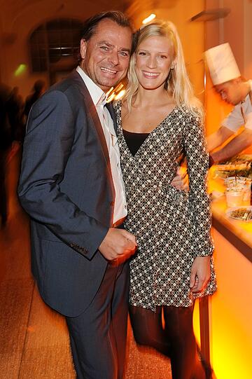 Michael Sporer mit Lisa-Sophie Brilla bei der HSE24 Champagner Bar auf der Nacht der Medien in München am 16.10.2013