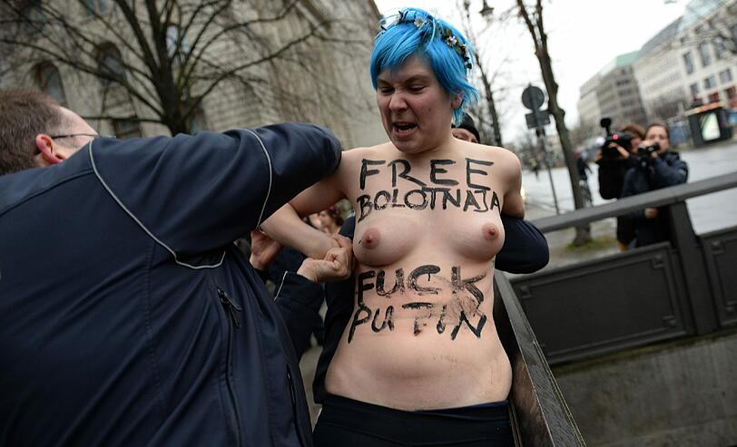 Protest vor der russischen Botschaft in Berlin: Femen-Aktivistinnen demonstrieren zum Auftakt in Sotschi gegen die "Gulag-Spiele".