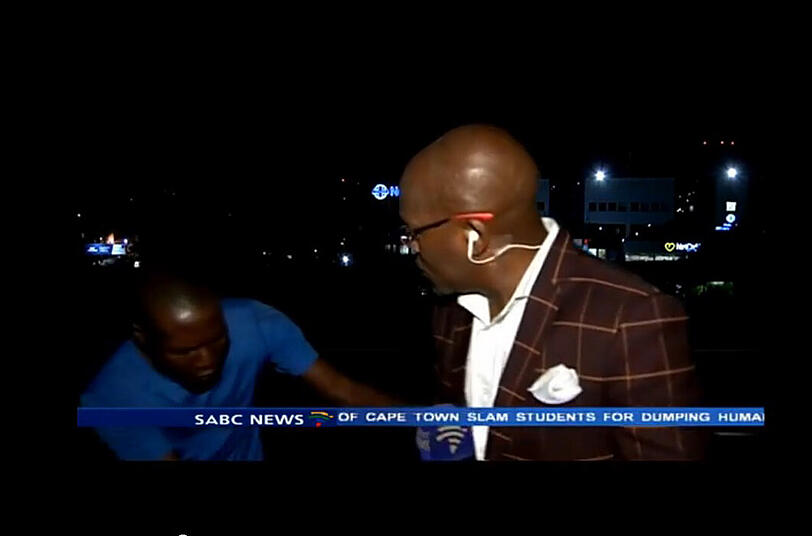 Der südafrikanische Reporter Vuyo Mvoko wird von zwei Männern überfallen.