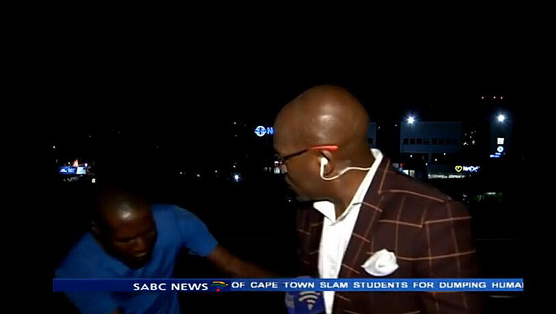 Der südafrikanische Reporter Vuyo Mvoko wird von zwei Männern überfallen. Der südafrikanische Reporter Vuyo Mvoko wird von zwei Männern überfallen.