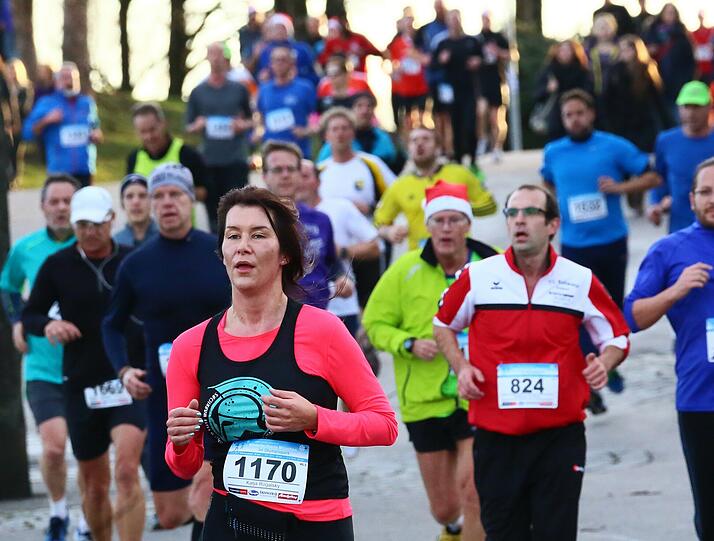 Am Samstag liefen mehr als 1.700 Münchner durch den Olympiapark. Die Bilder vom Nikolauslauf.