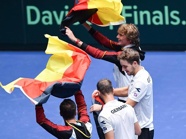 Philipp Kohlschreiber (l-r), Tim Pütz, Jan-Lennard Struff und Alexander Zverev jubeln nach dem Doppelsieg.