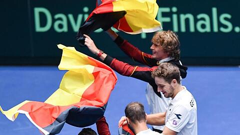 Philipp Kohlschreiber (l-r), Tim Pütz, Jan-Lennard Struff und Alexander Zverev jubeln nach dem Doppelsieg.