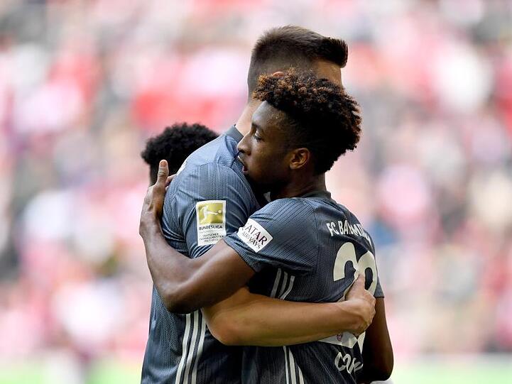Kingsley Coman (r) von München jubelt mit seinem Teamkollegen Niklas Süle über sein Tor. Foto: Marius Becker/Archiv